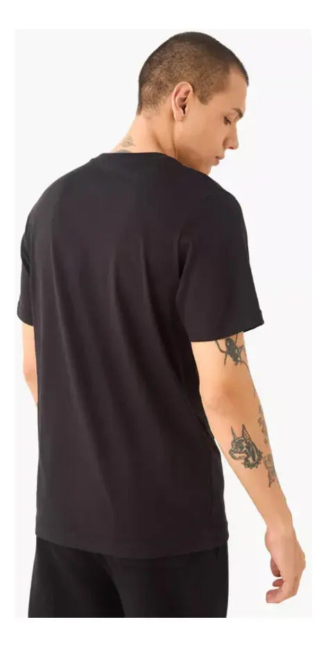 Puma Polera Graphic Stacked Tee Hombre 8038